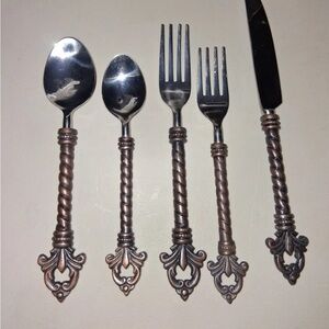 GG COLLECTION Fleur De Lis Silverware Set.  4 Placesettings. 20 pieces